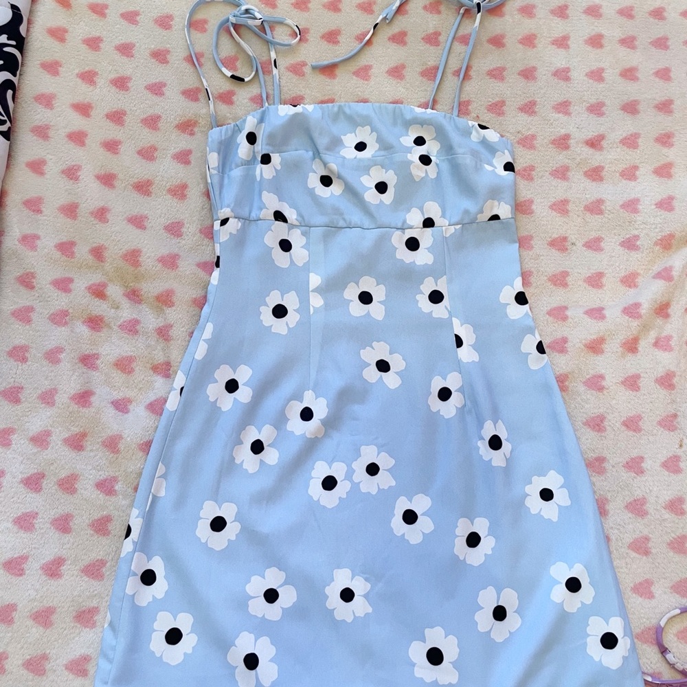blue flower dress princess polly | Dresses | Princess Polly Daisy Mini Size:42/S Sage Green Dresses White And Black Striped neckline Good stretch